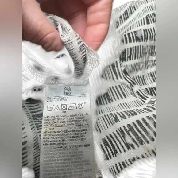 Old Navy Black And White Open Back Plus Blouse Size XXL - Picture 4 of 4